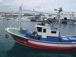 Fischerboot im Hafen von Arguineguin