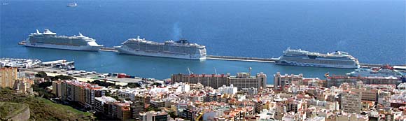 Kreuzfahrtschiffe im Hafen Santa Cruz de Tenerife / Teneriffa