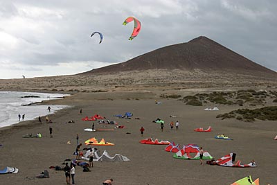 Kitesurfer an der Playa del Medano auf Teneriffa