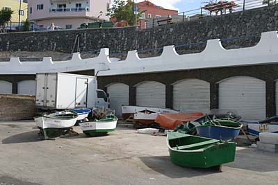 Teneriffa Fischerboote am kleinen Hafen von Alcala.
