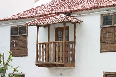 Holzbalkon an einem typisch kanarischen Haus in Adeje - Teneriffa