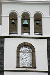 Kirchturmuhr am Glockenturm der Pfarrkirche