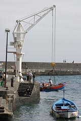 Ein Fischerboot am Hafenkran - Puerto de la Cruz - Teneriffa
