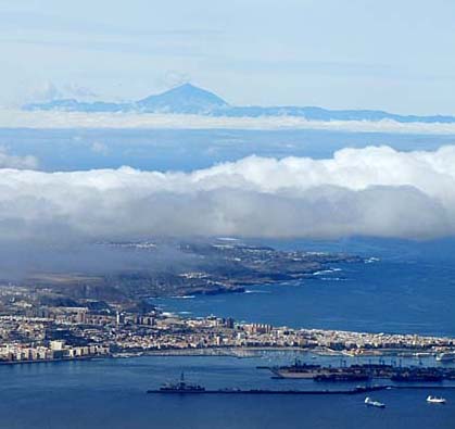 Blick auf den Hafen von Las Palmas - Gran Canaria und den Teide auf Teneriffa