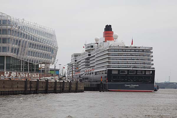 Hamburg - Kreuzfahrtterminal Hafencity mit Queen Elisabeth