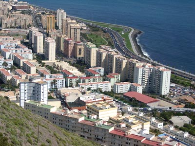 Blick von einer Anhöhe - die Häuserschluchten von Las Palmas - Gran Canaria