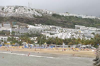 Blick auf Strand und Ort Puerto Rico / Gran Canaria