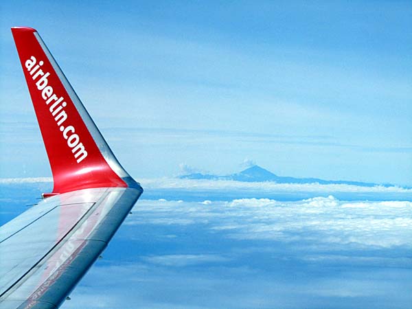 Über den Wolken: Blick aus dem Flugzeug zum Teide