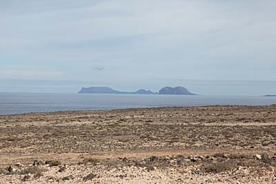 Blick zur Isla de Alegranza und Isla de Montaña Clara von Lanzarote aus