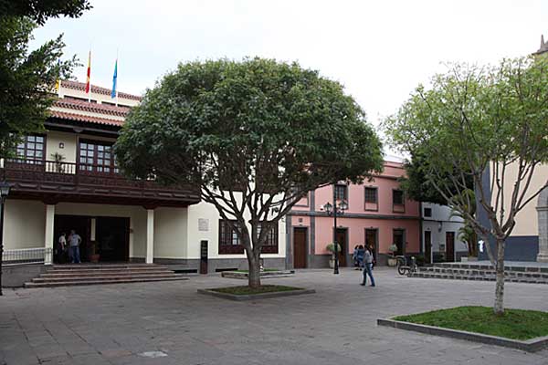 Teneriffa - Plaza mit dem Rathaus von Arona