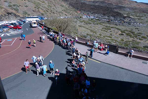 Besucherandrang an der Talstation der Teide-Seilbahn ca. 13 Uhr
