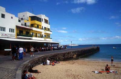 Strand und Restaurant in Corralejo im Norden von Fuerte