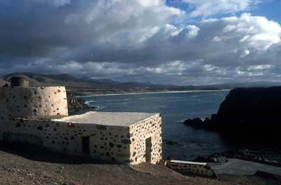 Festungsturm Castillo de Toston am Hafen von El Cotillo auf Fuerteventura