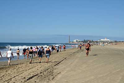 Gran Canaria - Strandwanderer bei Maspalomas