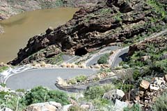 Über Serpentinen hinunter zum Presa del Parralillo im Bergland von Gran Canaria