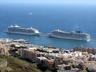 Independence of the Sees und MSC Fantasia im Hafen von Santa Cruz de Tenerife