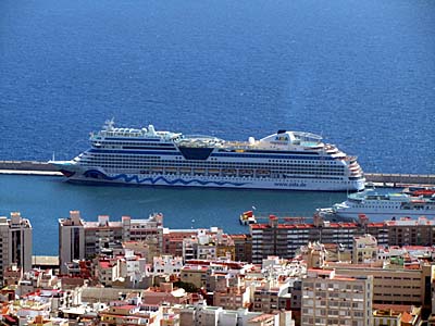 AIDAblu im Hafen von Santa Cruz de Tenerife