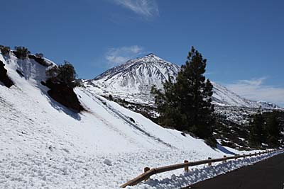 Teneriffa: schneebedeckter Pico del Teide