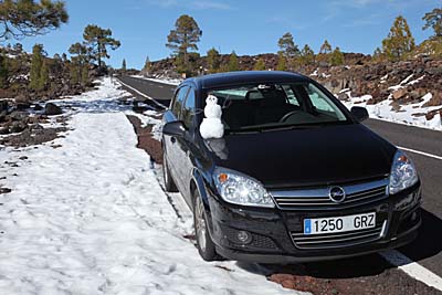 Teneriffa 2011: Ganz groß in Mode - Schneemann auf der Kühlerhaube