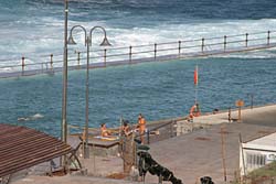 Schwimmbecken direkt am Meer