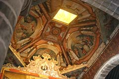 Bunt bemalte Decke in der Pfarrkirche