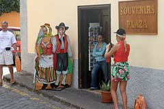 Touristen vor einem Souvenirladen
