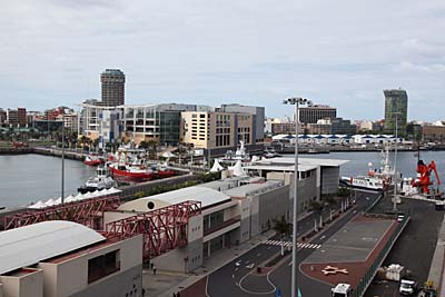 Kreuzfahrtterminal im Hafen von Las Palmas - Blick über das Parkhaus zum Einkaufszentrum El Muelle