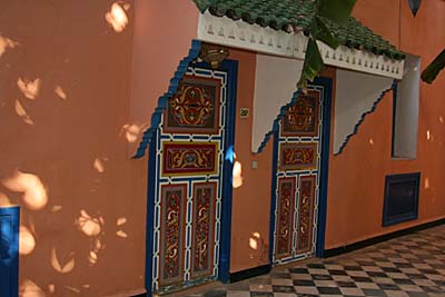 Zimmertüren im Hotel in Taroudannt