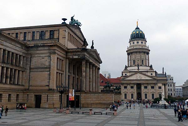 Berlin - Gendarmenmarkt und Französische Friedrichstadtkirche