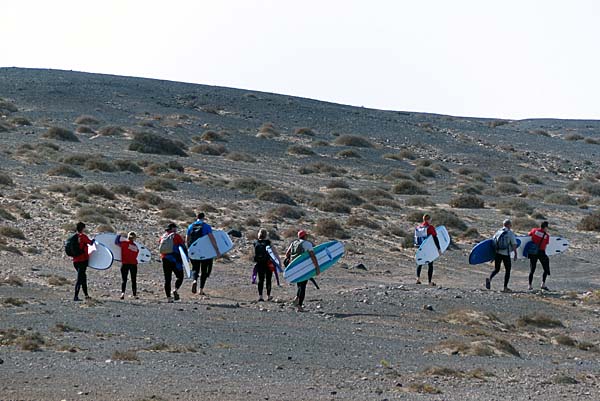Surfer unterwegs zur Playa del Viejo Rey
