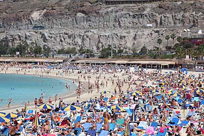 Hochbetrieb am Strand Playa Amadores - Gran Canaria