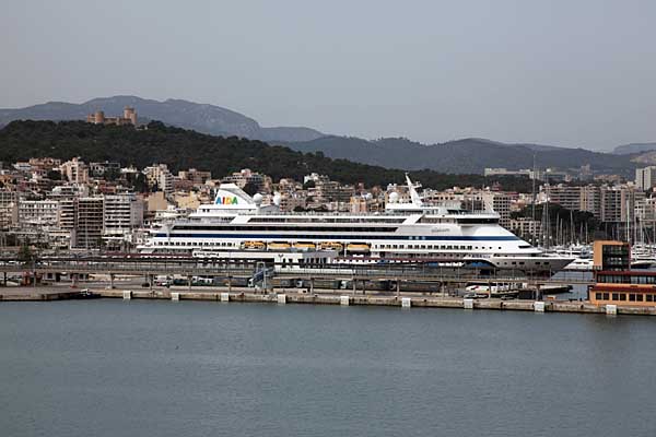AIDAaura im Hafen von Palma de Mallorca