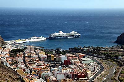 Blick auf San Sebastian de La Gomera - im Hafen u.a. Mein Schiff 1