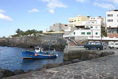 Fischerboot im Hafen von Alcala