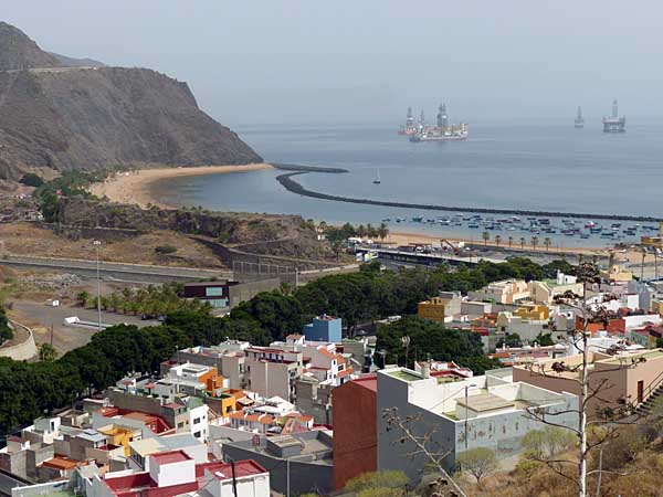 Ölbohrplattformen von der Küste Teneriffas - Playa de las Teresitas