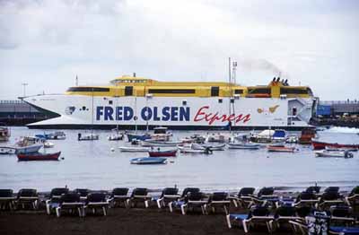 Gomera-Fähre im Hafen von Los Cristianos - Teneriffa