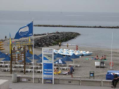 Die blaue Flagge am Strand von Playa de las  Americas - Teneriffa